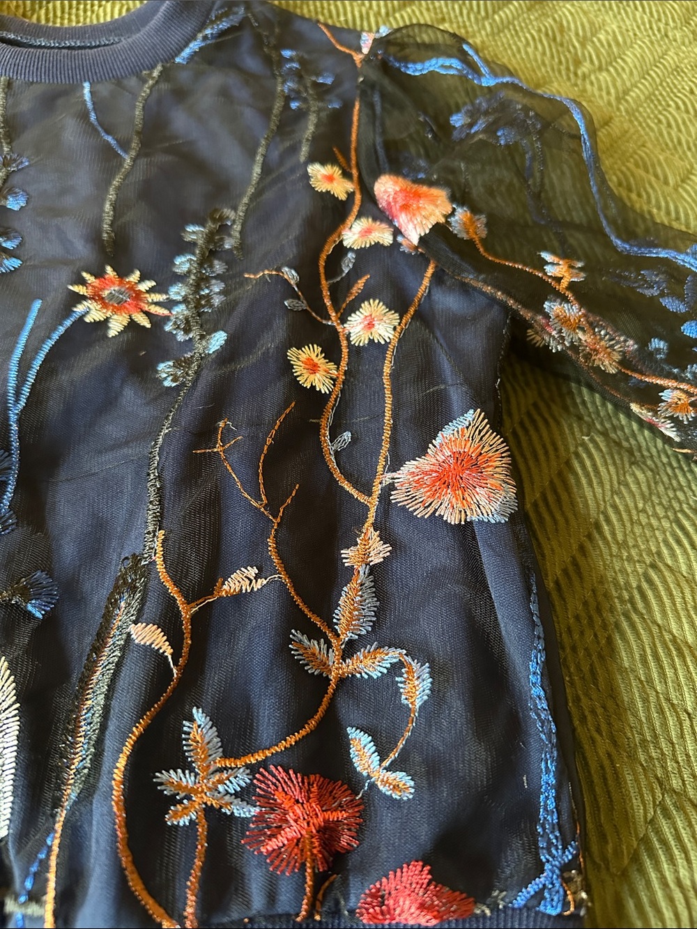 CBR Pullover blouse. - Picture 5 of 5